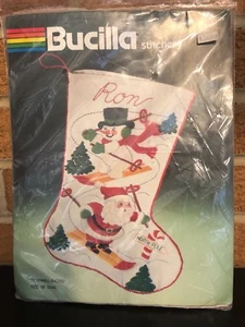 Bucilla Stitchery #82339 Downhill Racers kit calze natalizie nuovo con scatola - Foto 1 di 7