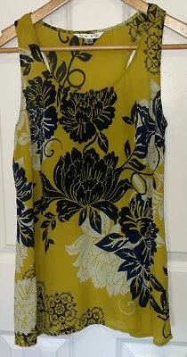Blusa sin mangas para mujer CAbi #286 amarilla floral mezcla de seda espalda deportiva talla pequeña Foto 1 de 4