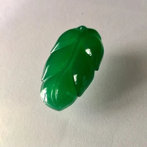 Vintage stunning Chinese emerald green natural chalcedony pendant a leaf - Picture 1 of 6