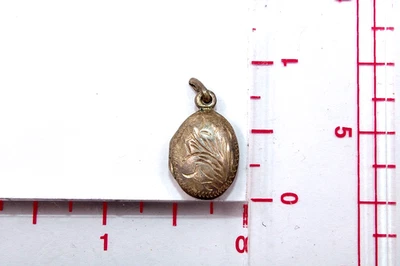 Dainty Sterling silver locket Etched Motif Small 925 pendant - Image 1 of 3