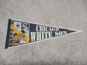 Vintage 1990's MLB Baseball Chicago White Sox Felt Bat Baseball & Glove Pennant - Picture 1 of 8