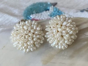 Vintage 50er Handarbeit Japan Ohrringe echte kleine weiße Perlen Cluster rund Clip On - Bild 1 von 24