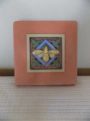 ELLISON Art Pottery Tile Terra Cotta w/ Multi level BUMBLE BEE & Fleur de Lis 4" Cover