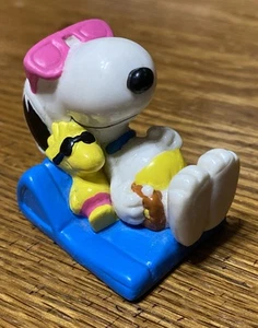 Vintage Snoopy Woodstock Peanuts Applause PVC Figure Beach Bums Suntanning - Picture 1 of 7