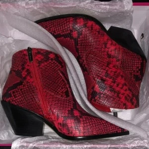 VINCE CAMUTO Womens Red Snake Print Jemelia Pointed Toe Leather Booties 7.5 M - Picture 1 of 5
