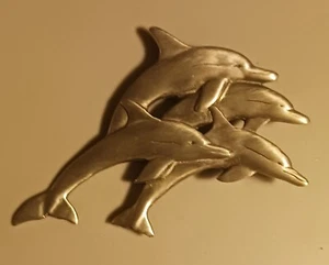 Spoontiques Brooche Silver tone Pewter 4 Dolphins In Flight Pin 3918 Signed - Picture 1 of 2