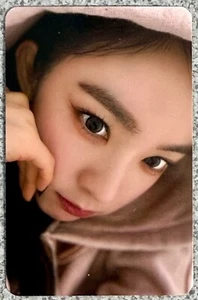 Tarjeta fotográfica oficial PB IRENE 01 TERCIOPELO ROJO INCLINACIÓN IRENE & SEULGI TILT - Imagen 1 de 2
