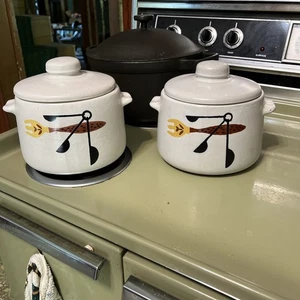 Zwei Vintage WestBend Steinzeug Topf & Deckel weiß Küchenutensilien Muster 6,5 Zoll - Bild 1 von 8
