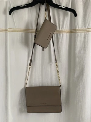 Bolso Bandolera Pequeño Michael Kors Cuero Saffiano Taupe Logo Dorado Cartera y Pared Foto 1 de 4