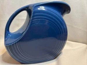Jarra de disco grande Fiestaware 67 oz jarra azul lapislázuli - Imagen 1 de 7