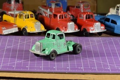 Tootsietoy 1947 Mack L-Line construir una cabina Truc para remolque en estacas (1954-1959) Foto 1 de 4