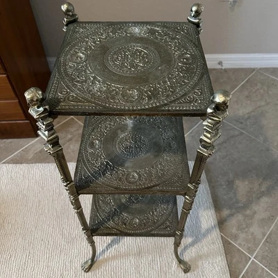 Antigua mesa auxiliar eduardiana de latón de 3 niveles... Hermoso diseño  Foto 1 de 4