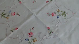 alte Tischdecke Mitteldecke bestickt Blumen Rosen ca. 83 x 85 weiß vintage - Bild 1 von 5