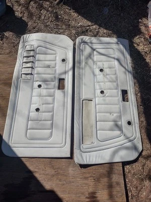1975 CHEVROLET VEGA HATCHBACK PAIR  FRONT DOOR PANELS DRIVER PASSENGER LH RH - Imagem 1 de 4