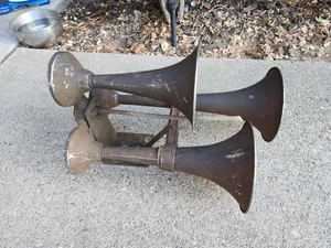Vintage Horn TRUCKERS Triple TRUMPET AIR HORN SEMI TRUCK BIG RIG TRAIN BOAT - Picture 1 of 8