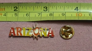 Arizona orange gelb rot Text Sonne Reise Souvenir Hut Jacke Anstecknadel - Bild 1 von 4