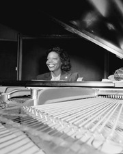 MARY LOU WILLIAMS IN STUDIO IN NYC, CIRCA 1947 - 8X10 PHOTO (SP164)