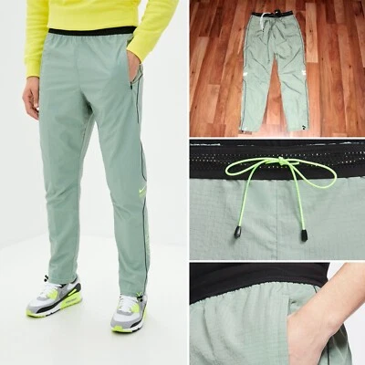 Calça Nike Sportswear masculina repelente de DNA tecido reflexivo nova com etiquetas CT9959 352 M - Imagem 1 de 4