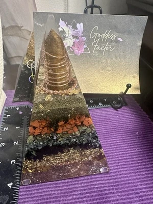 Pirámide de orgonita Lg con anillos tensoriales única hecha a mano-ojo de tigre Foto 1 de 3