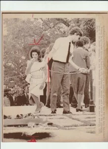 JACKIE KENNEDY ONASSIS EN EL CEMENTERIO DE ARLINGTON JFK GRAVESITE WIRE PHOTO 6-6-72 - Imagen 1 de 2