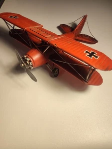 Vintage WWI Red Baron Decor Latta Metallo Bi-Plano Modellino Rustico Aereo 10"X 11,75" - Foto 1 di 11