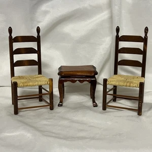 Casa de Muñecas Miniatura Tejido Asiento Malla Escalera Silla Lote de 2 con Mesa - Imagen 1 de 9