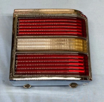 1974 PONTIAC GRAND PRIX 尾灯房镜头组件 (RH) 通用部件 #5945904 — 第 1/4 张图片