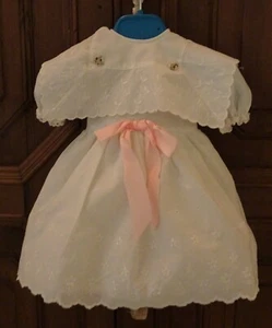 VESTIDO DE MUÑECA EN BATISTA BLANCO - Imagen 1 de 4