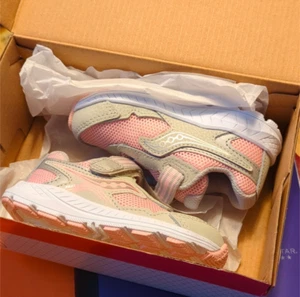 NIB Saucony toddler sneakers, tennis shoes, style Ride 10 Jr, size 7 - Picture 1 of 5