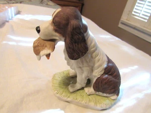 Hunting Dog Figurine with Duck in its Mouth - Maybe Spaniel - Picture 1 of 7