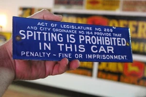 SPUCKEN IST IN DIESEM AUTO VERBOTEN PORZELLAN BLECHSCHILD POLIZEI RR CAB ZUG BUS  - Bild 1 von 6