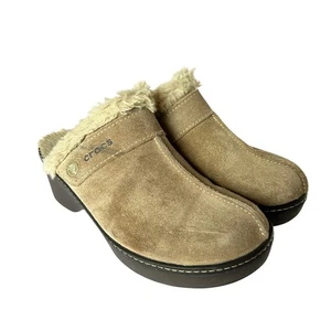 Crocs Damengröße 6 beige Wildleder Kunstfell gefüttert Schuster Keilabsatz Clogs Pantoletten bequem  - Bild 1 von 7