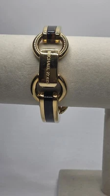 Pulseira Michael Kors tom dourado corrente elos esmalte preto logotipo Michael Kors... - Imagem 1 de 4