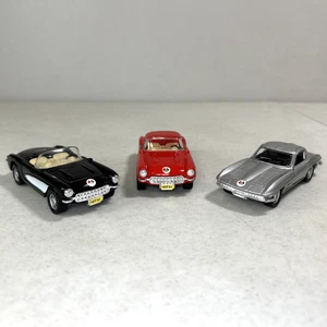 Maisto Chevy Corvette 3 Stück 1957 rot/schwarz 1:39 & 1963 silber 1:38 Diecast - Bild 1 von 23