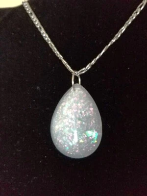 Опал подвеска огромный белый огонь смолы опал капли на цепочке Figaro из нержавеющей стали - Изображение 1 из 4