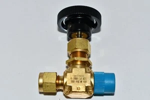 NEW SWAGELOK B-1RM4-S4-W20 NPT X Tube Manual Brass 3000PSI 1/4In Needle Valve - Picture 1 of 3
