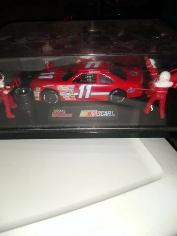 Nascar Budweiser Racing Champion Car and Pit Crew Model Bill Elliott Cover
