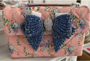 Bolso Kurt Geiger mediano floral con lazo de cristal Kensington. SIN OFERTAS ÚLTIMA - Imagen 1 de 7