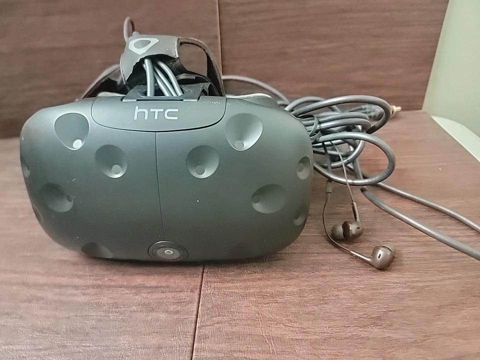 HTC Vive NO CONTROLLERS - Image 1 of 4