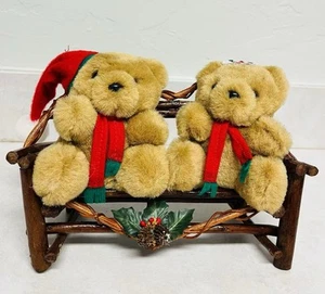 Silla de madera vintage de decoración de ensamblaje navideño de peluche Bear A Couple - Imagen 1 de 7