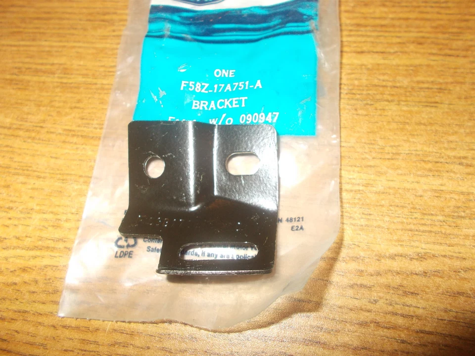 NOS 1995 1996 FORD WINDSTAR PARACHOQUES TRASERO SOPORTE MONTAJE LH F58Z-17A751-A Foto 1 de 1