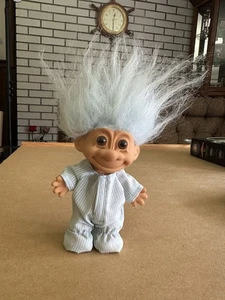 Vintage Russ Troll Puppe 5" Figur blau gestreift Einteiler Pyjama Baby blaue Haare - Bild 1 von 2