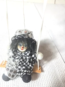 Bambola pagliaccio da circo vintage testa di porcellana corda marionetta pupazzo su altalena - Foto 1 di 15