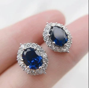Aretes con halo de zafiro azul de corte ovalado de 3 quilates enchapados en oro blanco de 14 quilates - Imagen 1 de 5