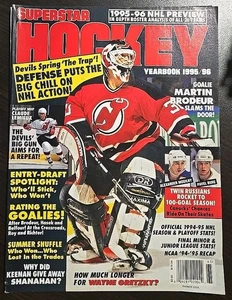 Anuario de hockey Superstar 1995/96 Martin Brodeur cubierta NHL - Imagen 1 de 2