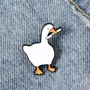 Untitled Goose With Knife - Funny Enamel Pin - Meme Humor, Video Games - Imagen 1 de 2