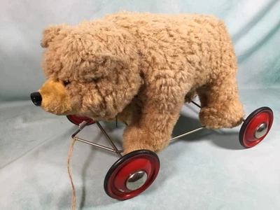 JUGUETE DE COLECCIÓN DE PIEL DE OVEJA BRONCEADA ESTILO Hermann o Steiff oso sobre ruedas **leer ** Foto 1 de 4
