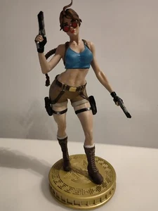Lara Croft: Tomb Raider, a figurine 28 cm tall, made in resin, hand painted - Picture 1 of 17