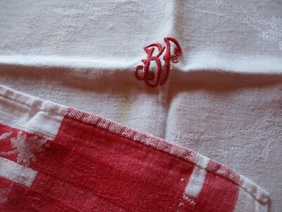 Nappe N°278 en damassé fleur monogramme BF  rouge  115 x 115 cm    Etat d'usage - Photo 1/4