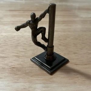 Monopoly SpiderMan hängend an Stange Medaille Ersatz Spiel Teil Stück Metall 2007 - Bild 1 von 5